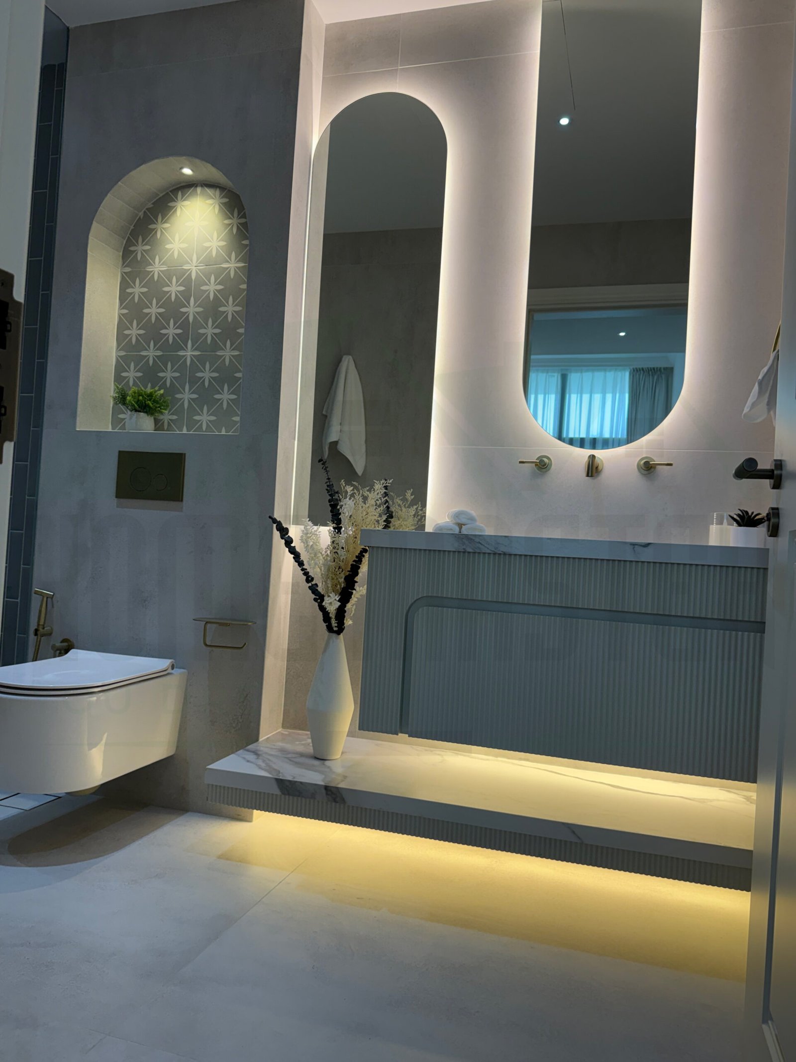 Luxury bathroom design with marble finishes in Dubai