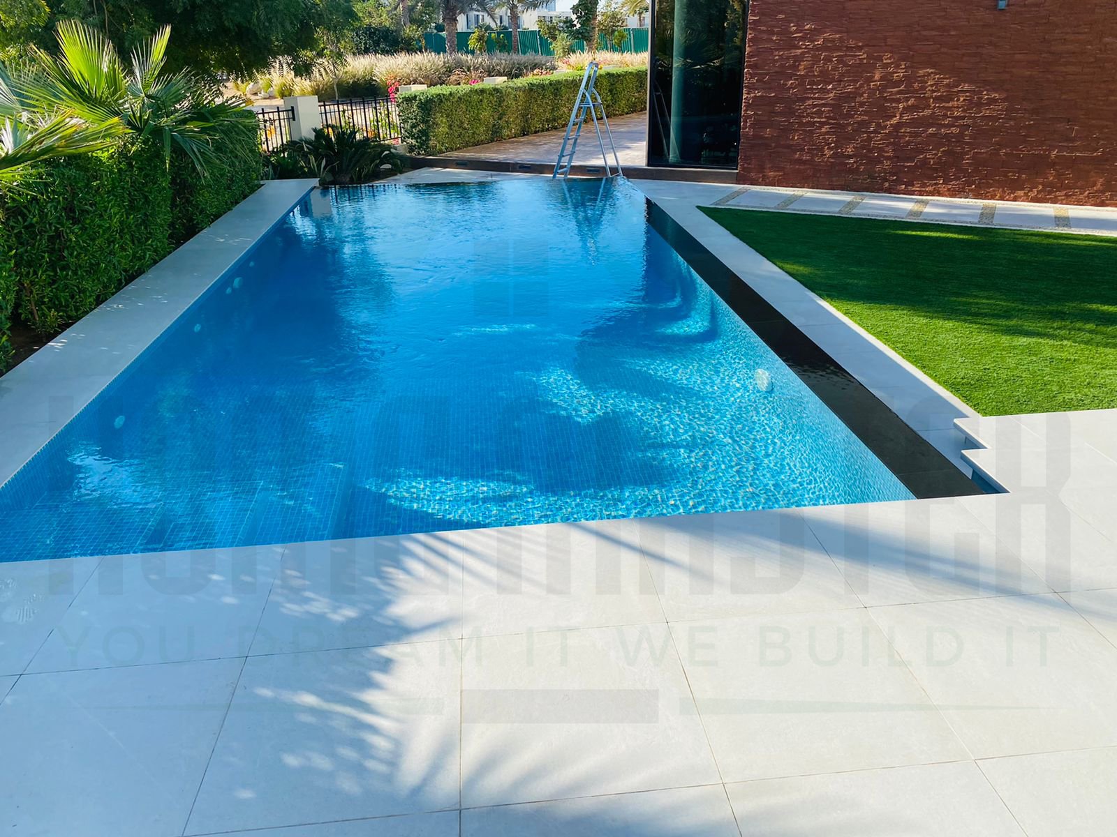 Modern overflow pool built in Dubai